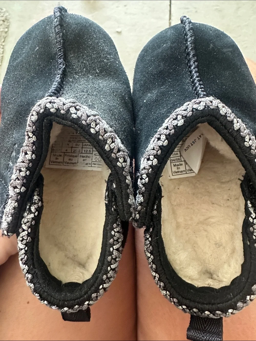 UGG baby toddler black Velcro slippers baby toddler size 4/5